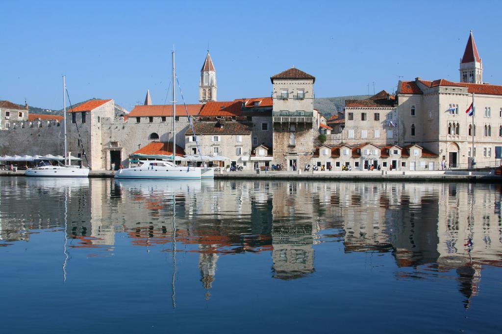 Appartement Cozy Place On The Beach à Trogir Extérieur photo